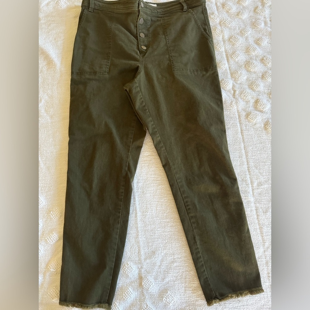 Loft button fly curvy SZ 12 frayed ankle
Waist 16”
Inseam 25”